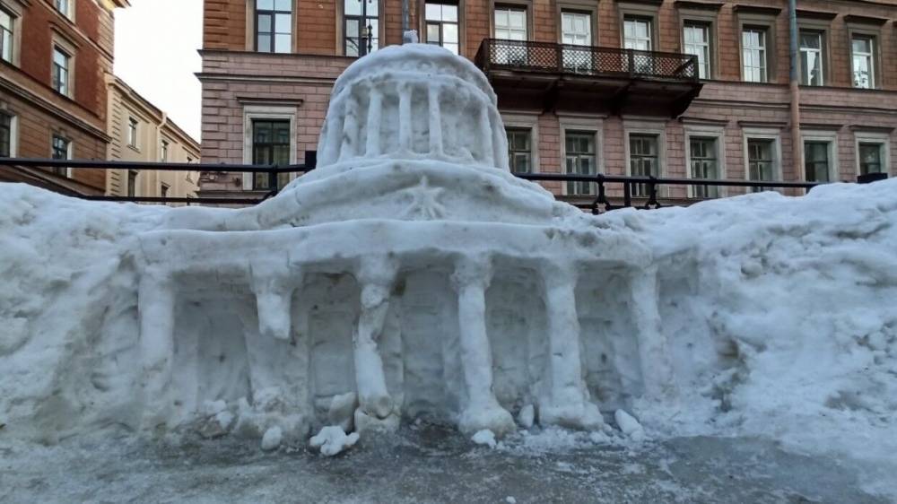 Казанский собор из снега можно увидеть на одной из улиц Петербурга