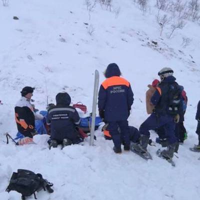 Спасатели прокладывают лыжную трассу для эвакуации детей в Мурманской области