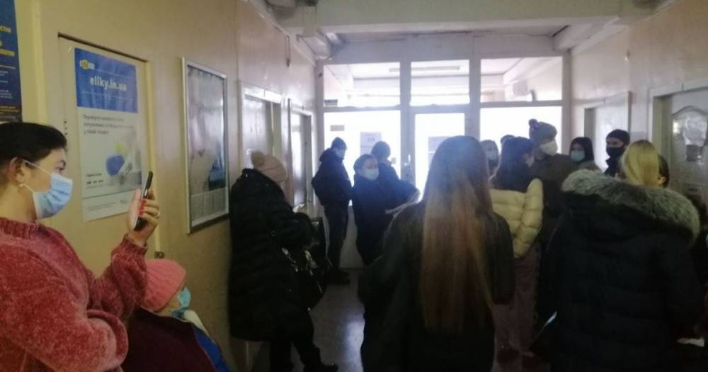 Красная зона карантина: в Одессе люди с подозрением на коронавирус стоят в общих очередях в поликлиниках