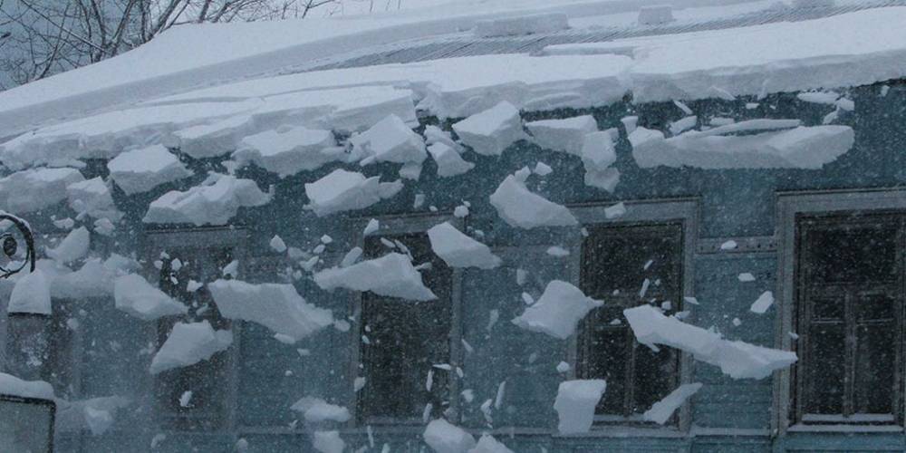 Упавший на двух девушек снег с крыши в Выборге стал причиной уголовного разбирательства