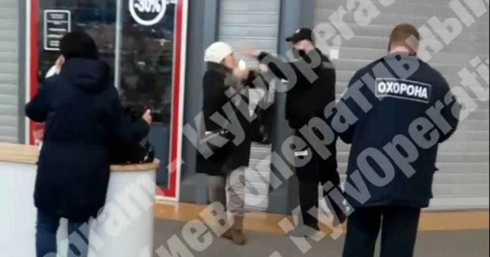 В Киеве уволили полицейского, избившего женщину за отказ носить маску (видео)