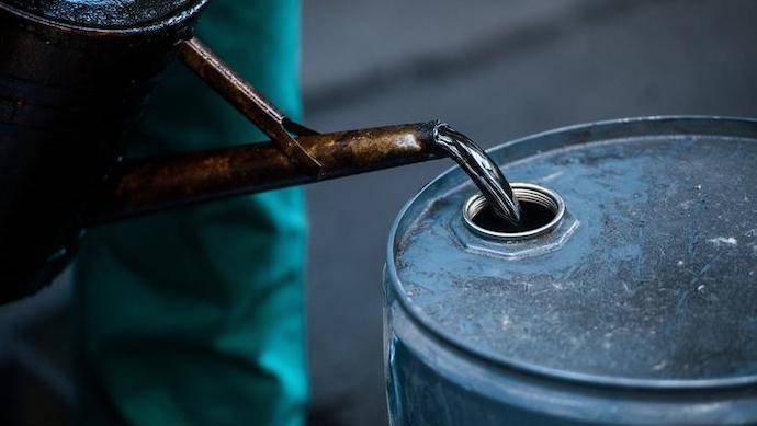 Цены на нефть стремительно падают из-за новых вспышек коронавируса