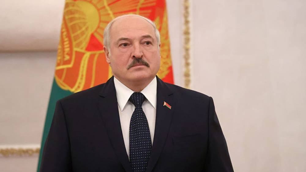Лукашенко высмеял падение Байдена на трапе самолета