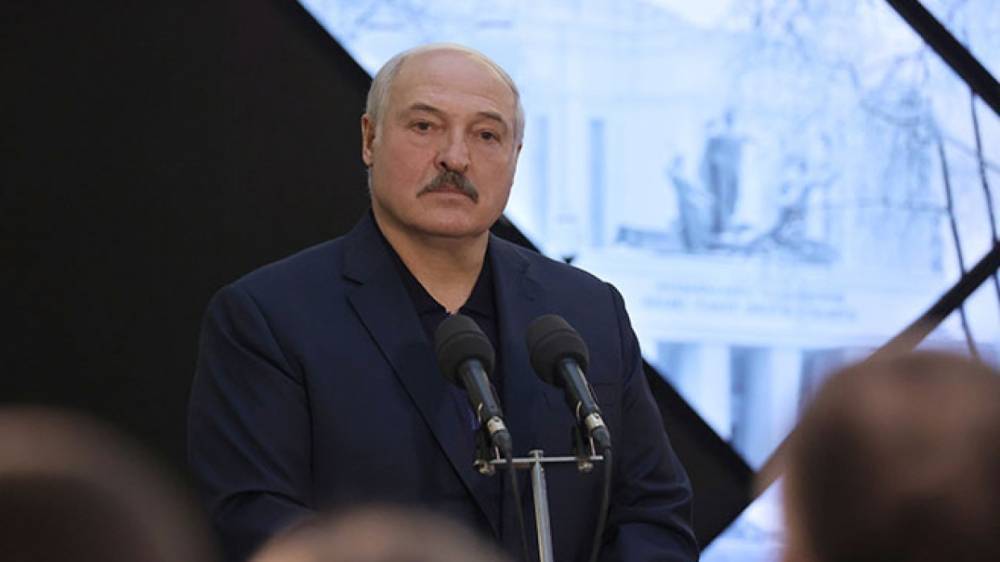 Лукашенко подколол Байдена после инцидента с падением на трапе самолета