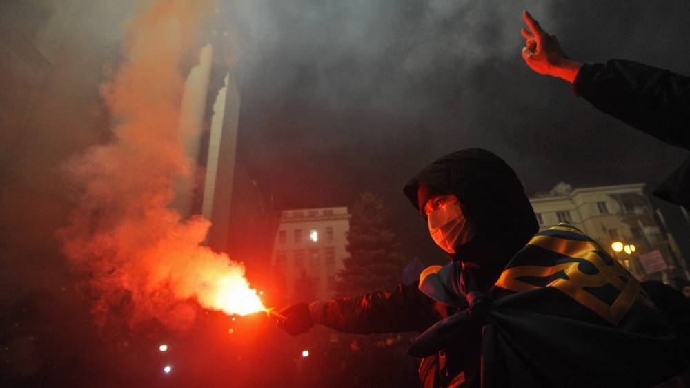 Украинский политолог предсказал Зеленскому «жаркую весну» с массовыми протестами