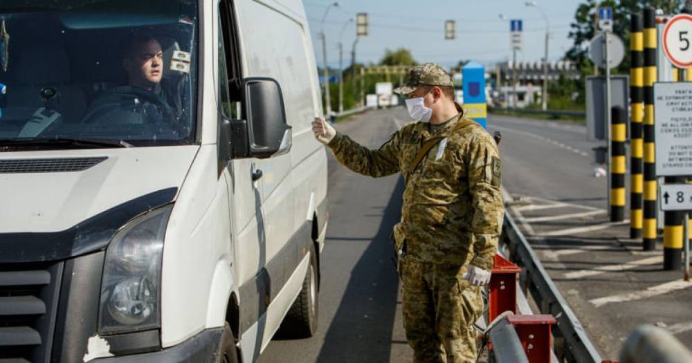 Иностранцы будут сдавать биометрические данные для оформления украинской визы: Зеленский подписал закон