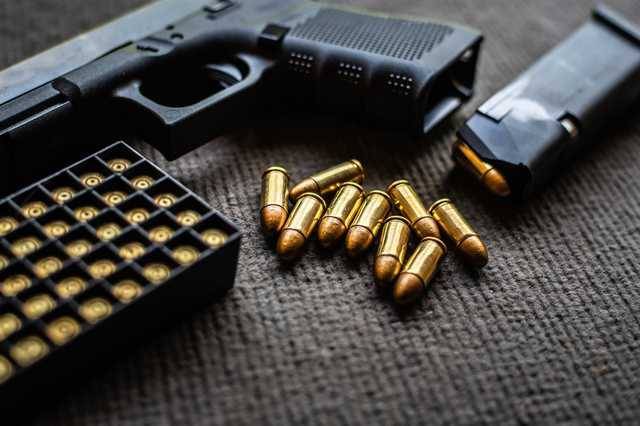 Двое торговцев разрешениями на оружие сели под домашний арест