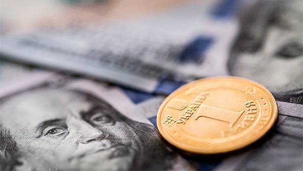 Доллар резко подорожал на межбанке 23 марта из-за отказа иностранцев скупать новые ОВГЗ