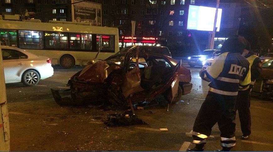 На площади Ванеева произошла авария с участием троллейбуса - есть пострадавшие
