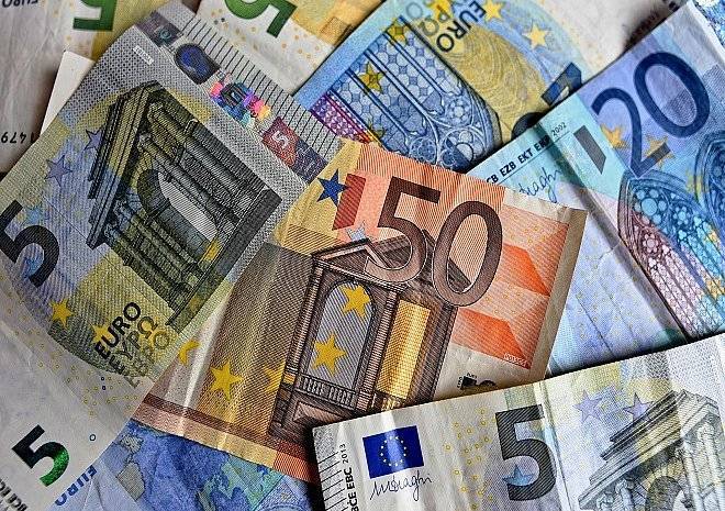 Курс евро поднялся выше 91 рубля первые с конца февраля