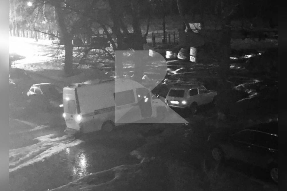 Машина скорой помощи застряла во дворе на улице Белякова в Рязани