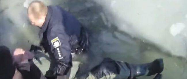 В Киеве патрульные спасли мужчину, провалившегося под лед: видео