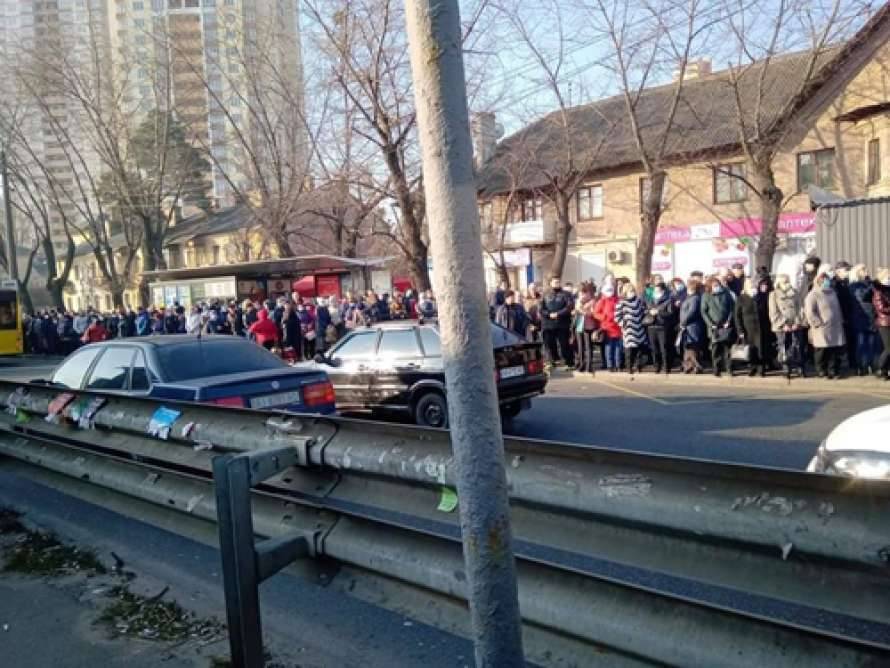 Локдаун в Киеве спровоцировал километровые очереди на остановках (ВИДЕО)