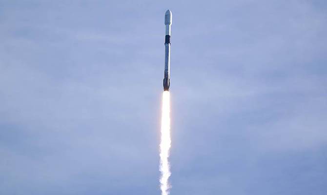 SpaceX запустила ракету-носитель с очередной партией спутников Starlink