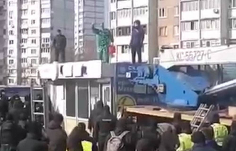 В Киеве владелец МАФа облился бензином и грозится себя поджечь: кадры и подробности с места