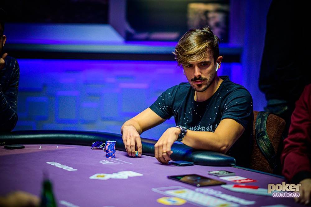 Звезда онлайна победил акулу покера в борьбе за 408 тысяч долларов