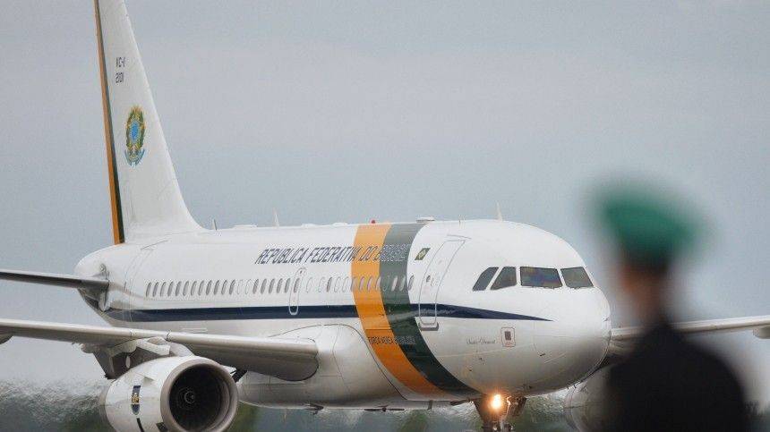 Частный самолет в Бразилии приземлился «на брюхо» — видео