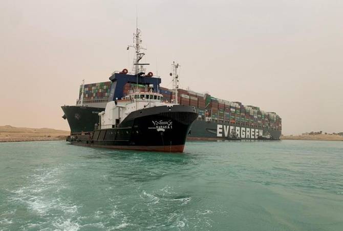 Один из крупнейших контейнеровозов мира перекрыл Суэцкий канал