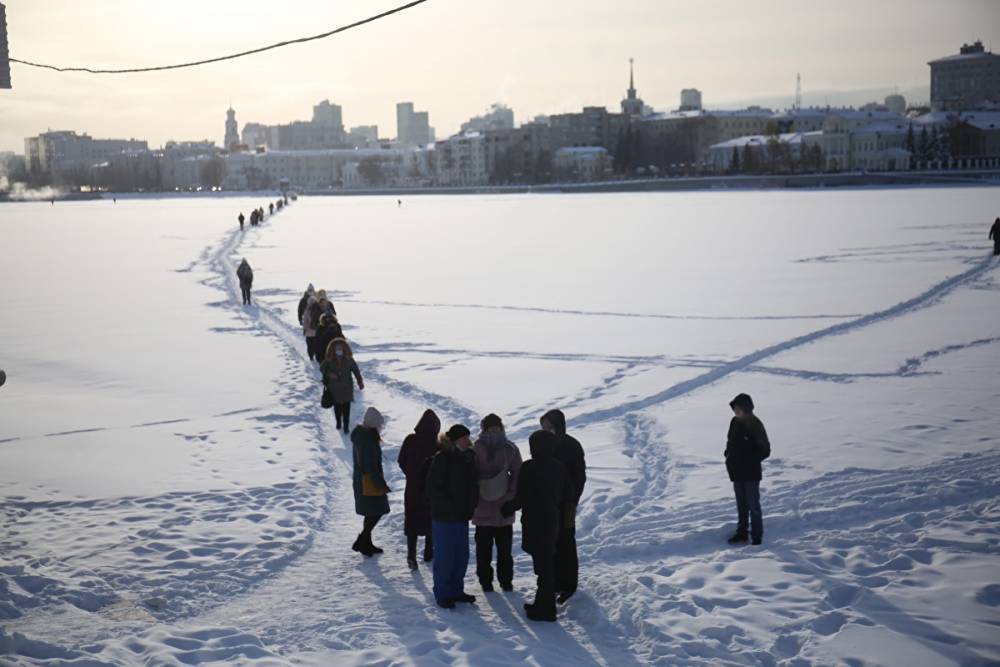 Жители Екатеринбурга начали провалиться под лед пруда. МЧС выпустило предупреждение