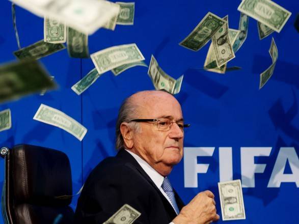 ФИФА наложила санкции на экс-президента Блаттера