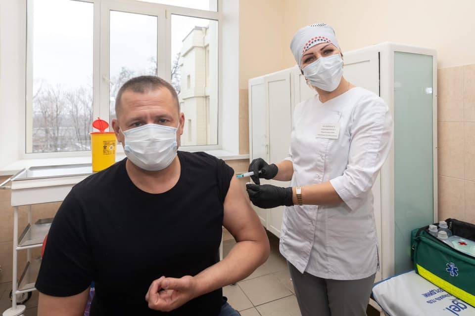 Мэр Днепра Филатов вакцинировался от коронавируса