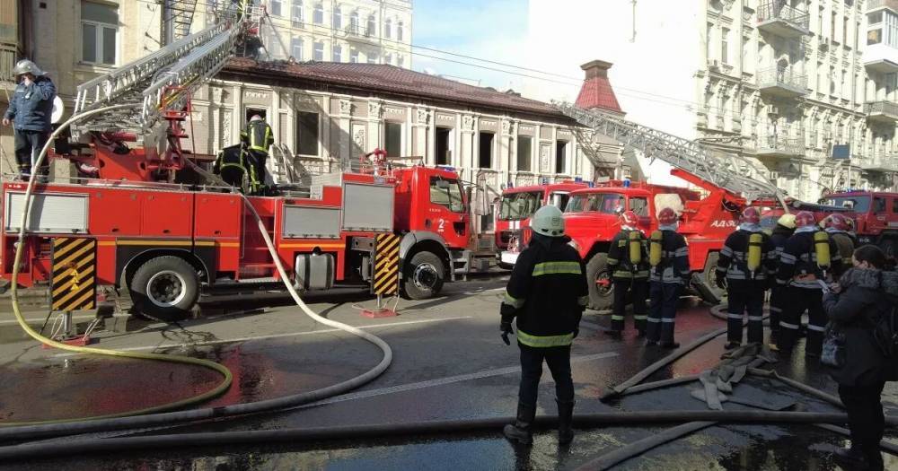 В Киева спасатели ликвидировали пожар, вспыхнувший в здании XIX века (ФОТО, ВИДЕО)