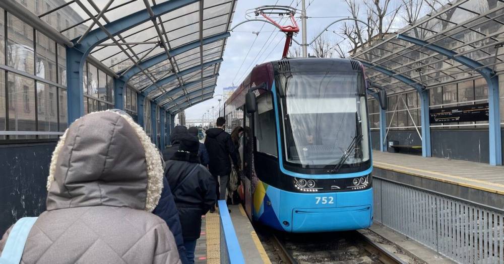 Скоростные трамваи в "покрасневшем" Киеве теперь открывают двери лишь в одном вагоне (фото)
