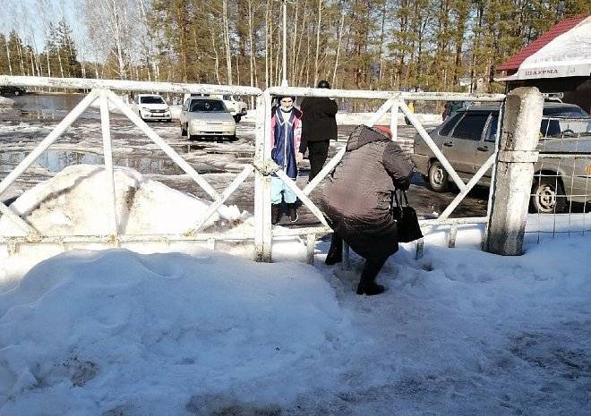 В Касимове люди вынуждены пролезать сквозь забор, чтобы дойти до больницы