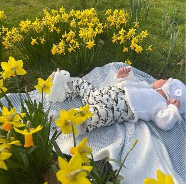 Принцесса Евгения поделилась милыми семейными фото с полуторамесячным сыном
