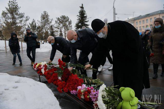 Губернатор Кузбасса почтил память погибших при пожаре в «Зимней вишне»