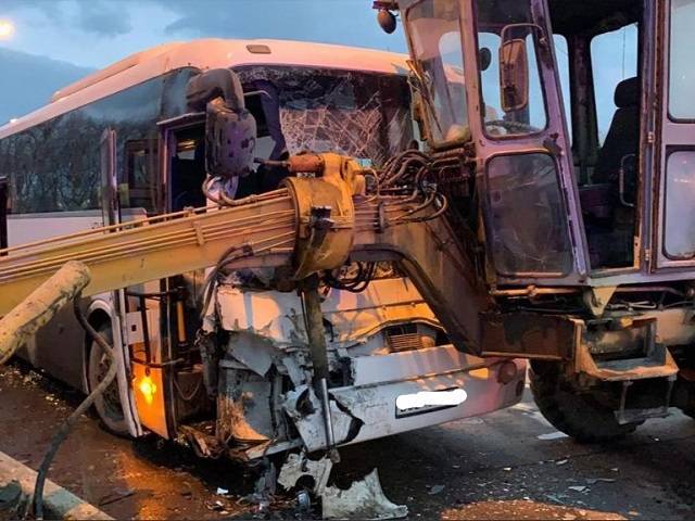 В Челябинской области автогрейдер врезался в автобус и легковушку