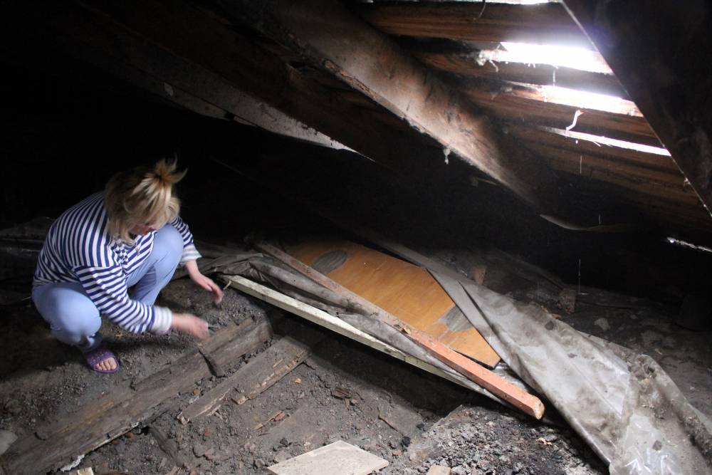 «Крыша протекает уже 21 год»: прогибается потолок, падает шифер