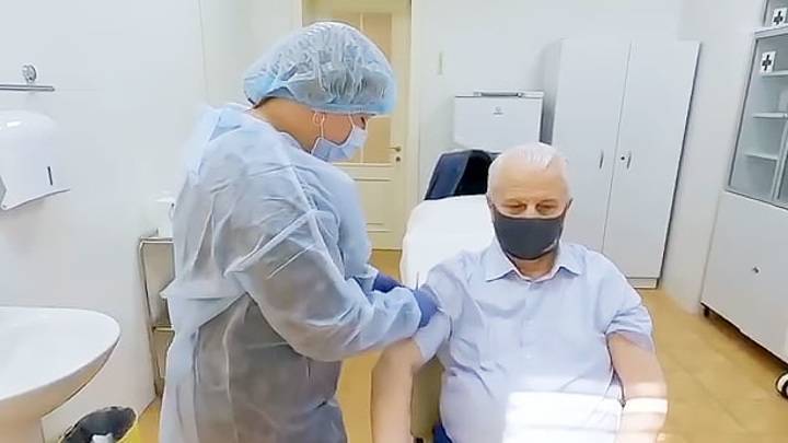 Первый президент Украины сделал прививку от ковида