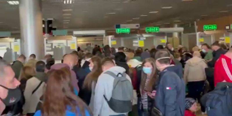 Вернувшиеся из Египта туристы стоят в очереди в аэропорту из-за новых правил въезда в Украину - видео - ТЕЛЕГРАФ