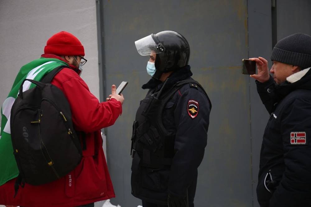 В Екатеринбурге в полицию вызвали правозащитников, защищавших участников акции Навального