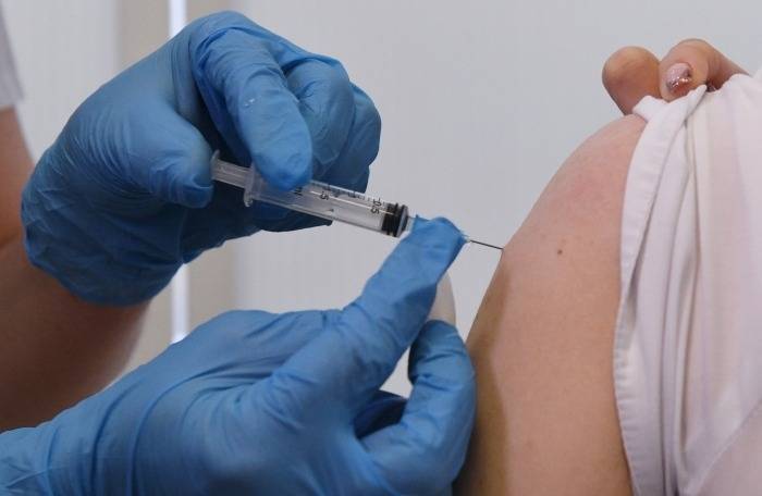 Минздрав счел одинаково эффективными все три российские вакцины от COVID-19
