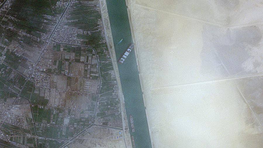 Появились спутниковые снимки перекрывшего Суэцкий канал контейнеровоза