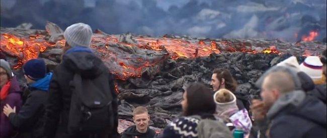 В Исландии решили приготовить хот-доги на вулкане: видео