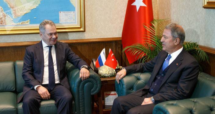 Министр обороны Турции рассказал о конструктивных переговорах с Шойгу по Идлибу