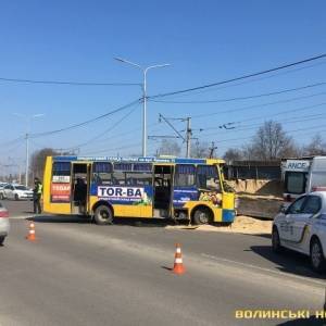 В Луцке столкнулись маршрутка с грузовиком: пострадали восемь человек. Фото