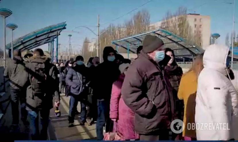 В видео показали 100-метровую очередь на трамвай в Киеве