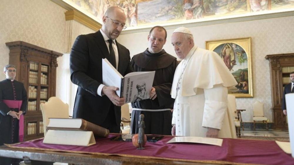 Встреча в Ватикане: Папа Римский и премьер Шмыгаль поговорили и обменялись подарками