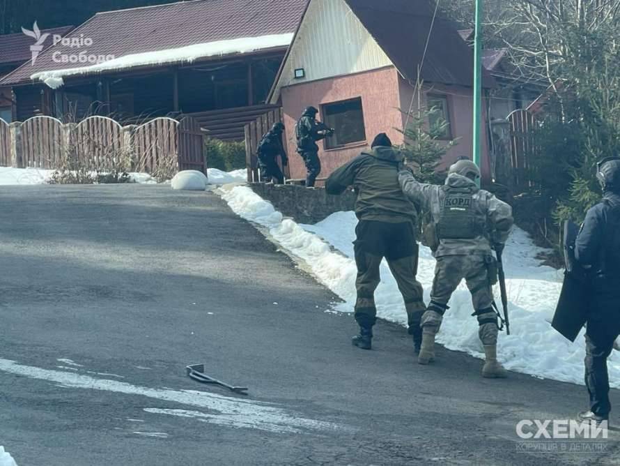 В сети обнародовали кадры обыска имения кума Путина в Закарпатье (ФОТО)