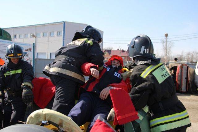 В Хабаровске сотрудники МЧС провели соревнования по спасению людей при ДТП