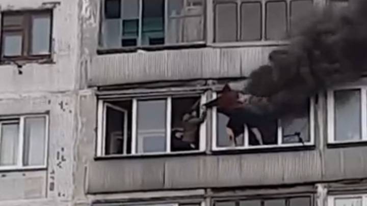 ЧП. Подросток, спасаясь от пожара, перелез к соседям через балкон восьмого этажа