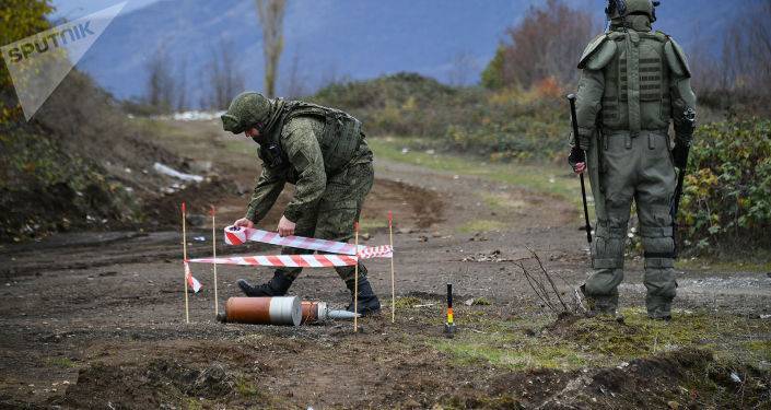 Миротворцы ежедневно уничтожают более 100 взрывоопасных предметов в Карабахе