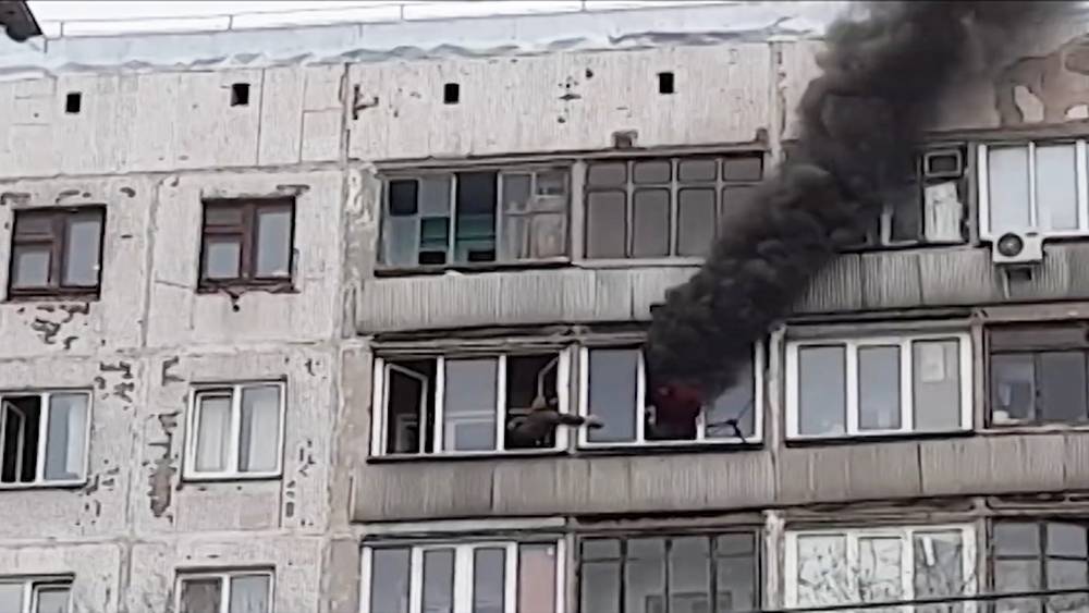 В Новосибирске подросток по балконам выбрался из горящей квартиры