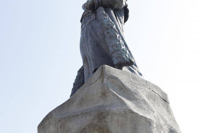 В Хабаровске трещин у памятника Ерофея Хабарова становится все больше