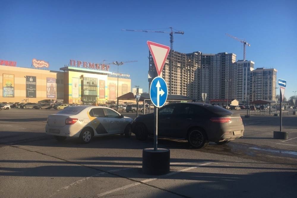 На полупустой парковке «Премьера» столкнулись такси и Mercedes
