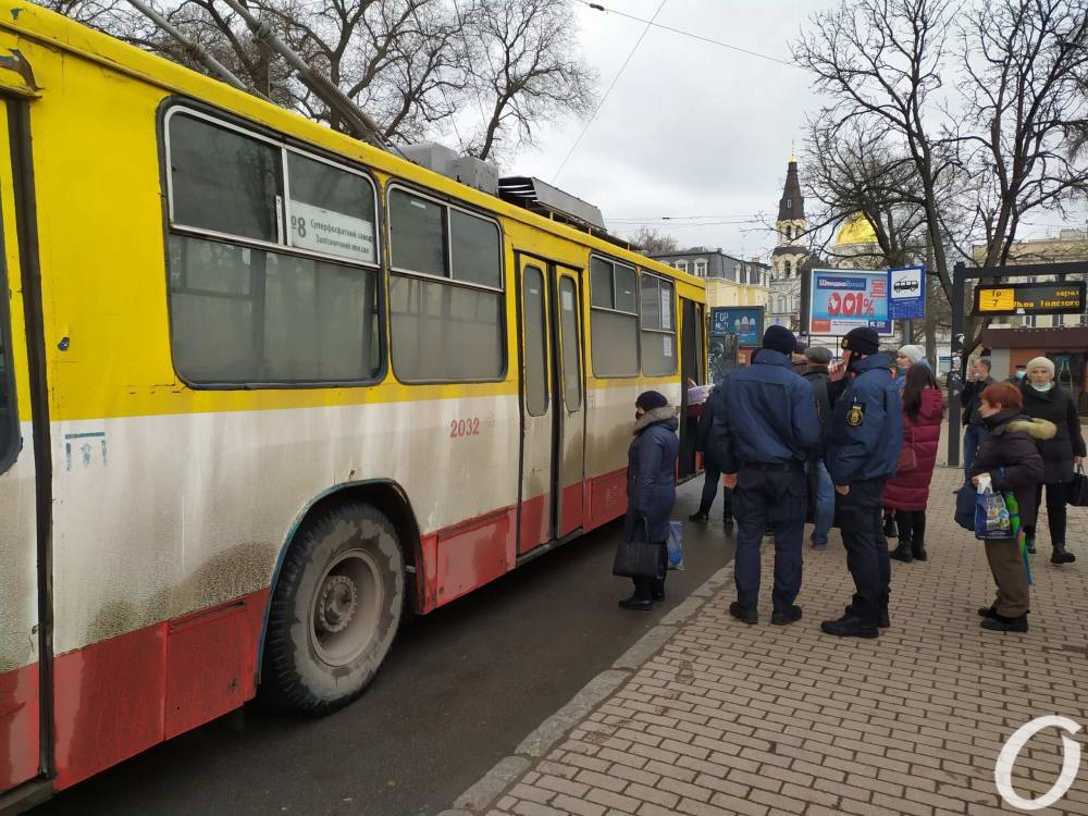 Сомнительный карантин: как работает общественный транспорт в «красной» Одессе? (фото)